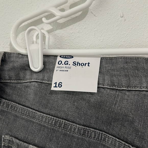 High-Waisted Secret-Smooth Pockets O.G. Plus-Size Gray Cut-Off Jean Shorts - Picture 4 of 5